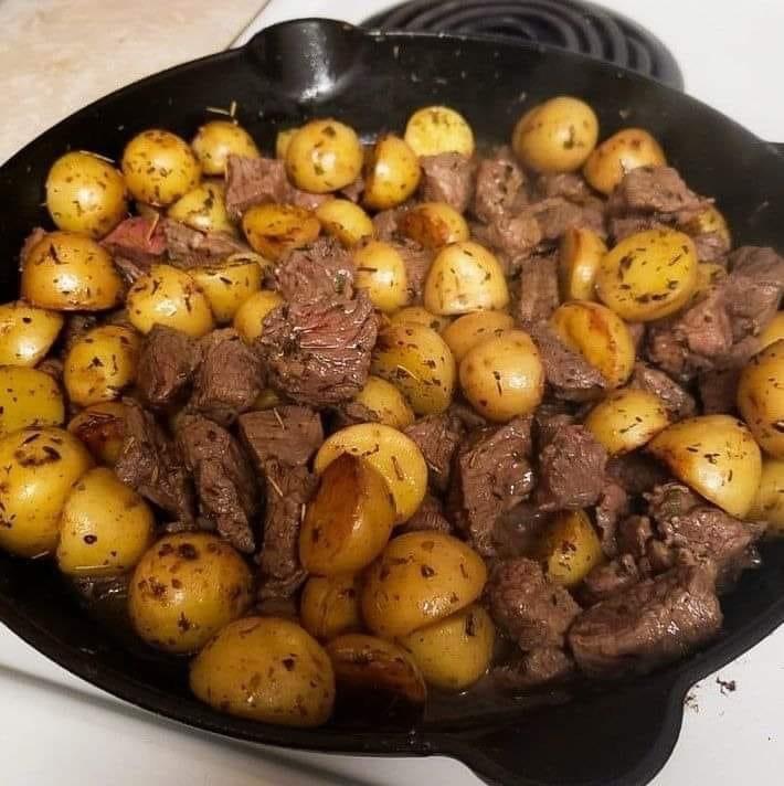 GARLIC BUTTER STEAK AND POTATOES SKILLET